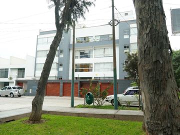 DEPARTAMENTO FRENTE A PARQUE EN SAN BORJA