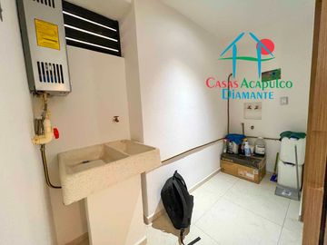 ¡Tu nuevo hogar en Acapulco! Amplio departamento con terraza, vista a la alberca y precio especial