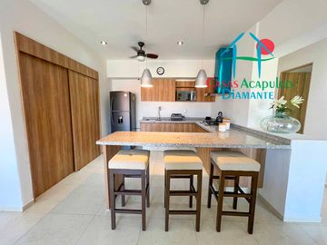 ¡Tu nuevo hogar en Acapulco! Amplio departamento con terraza, vista a la alberca y precio especial