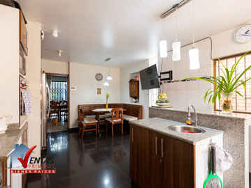 Linda Casa De Amplios Ambientes Con Full Seguridad. Casa Moderna