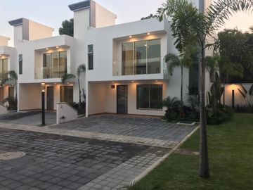 Casa de lujo 3 recámaras con alberca  en conjunto de 10 casas, centro de Jiutepec Mor.