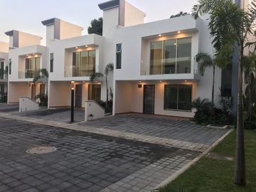 Casa de lujo 3 recámaras con alberca  en conjunto de 10 casas, centro de Jiutepec Mor.
