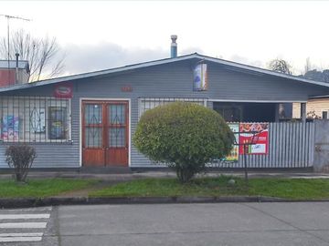 Vendemos clásica casa sureña con local comercial en Lanco región de los Ríos