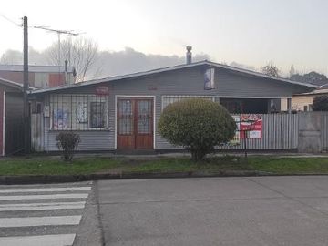 Vendemos clásica casa sureña con local comercial en Lanco región de los Ríos