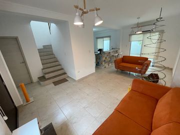 En venta casa en Urb. La Joya en Topacio de Estreno.