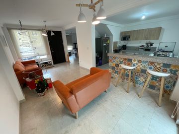 En venta casa en Urb. La Joya en Topacio de Estreno.
