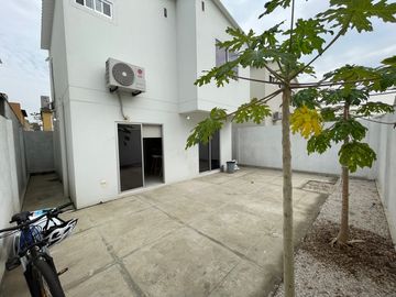 En venta casa en Urb. La Joya en Topacio de Estreno.