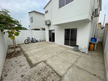 En venta casa en Urb. La Joya en Topacio de Estreno.