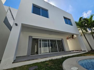Casa en venta en Cancún, 3 habitaciones con alberca propia
