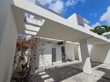 Casa en venta en Cancún, 3 habitaciones con alberca propia
