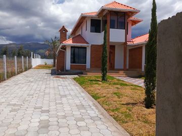 Venta de  Casa de Dos Plantas de tres dormitorios  en Malchinguí