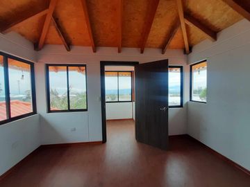 Venta de  Casa de Dos Plantas de tres dormitorios  en Malchinguí