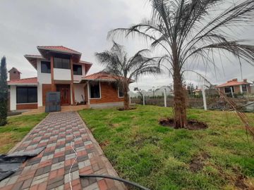 Venta de  Casa de Dos Plantas de tres dormitorios  en Malchinguí