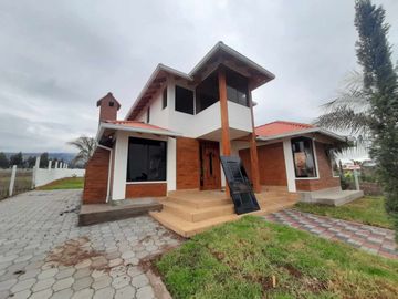 Venta de  Casa de Dos Plantas de tres dormitorios  en Malchinguí