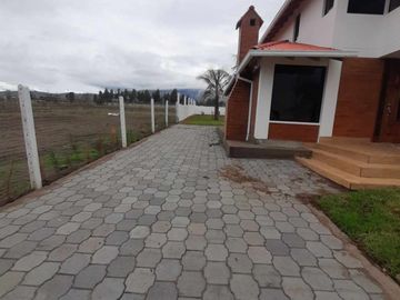 Venta de  Casa de Dos Plantas de tres dormitorios  en Malchinguí