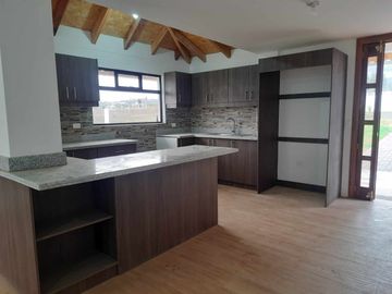 Venta de  Casa de Dos Plantas de tres dormitorios  en Malchinguí