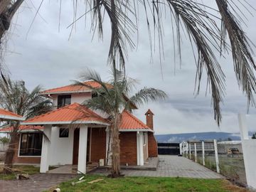 Venta de  Casa de Dos Plantas de tres dormitorios  en Malchinguí