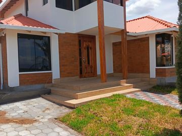 Venta de  Casa de Dos Plantas de tres dormitorios  en Malchinguí