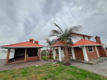 Venta de  Casa de Dos Plantas de tres dormitorios  en Malchinguí