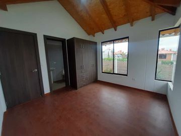 Venta de  Casa de Dos Plantas de tres dormitorios  en Malchinguí
