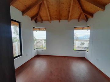 Venta de  Casa de Dos Plantas de tres dormitorios  en Malchinguí