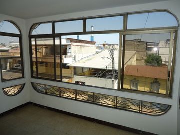 EN VENTA EDIFICIO RENTERO EN CALLES CARCHI Y CAMILO DESTRUGE