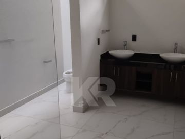 Casa Sola en Condominio en Zona Dorada de Cuernavaca.
