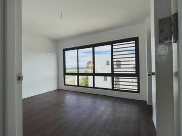 Spacious and luxurious House and Lot near in Metro Manila