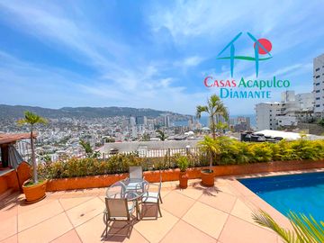 Terraza con vista a la alberca y al mar