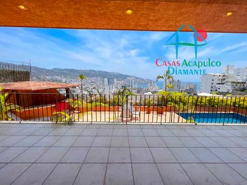 Terraza con vista a la alberca y al mar