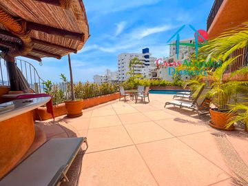 Terraza con vista a la alberca y al mar