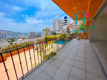 Terraza con vista a la alberca y al mar