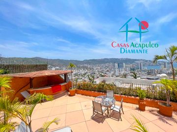 Terraza con vista a la alberca y al mar