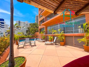 Terraza con vista a la alberca y al mar