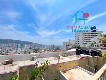 Terraza con vista a la alberca y al mar