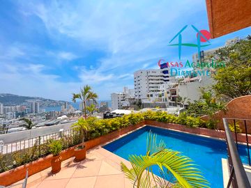 Terraza con vista a la alberca y al mar