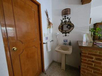 VENTA DE CASA EN EL CENTRO HISTÓRICO, CON OPCIÓN A DIVERSOS GIROS Y CON PLUSVALÍA PRIVILEGIADA, ya que cuenta con Uso Comercial y de Servicios e Infor