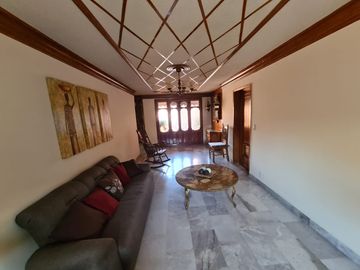 VENTA DE CASA EN EL CENTRO HISTÓRICO, CON OPCIÓN A DIVERSOS GIROS Y CON PLUSVALÍA PRIVILEGIADA, ya que cuenta con Uso Comercial y de Servicios e Infor