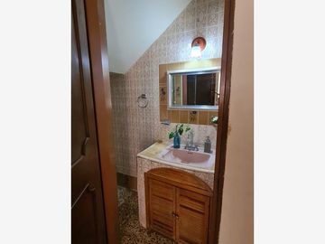 VENTA DE CASA EN EL CENTRO HISTÓRICO, CON OPCIÓN A DIVERSOS GIROS Y CON PLUSVALÍA PRIVILEGIADA, ya que cuenta con Uso Comercial y de Servicios e Infor