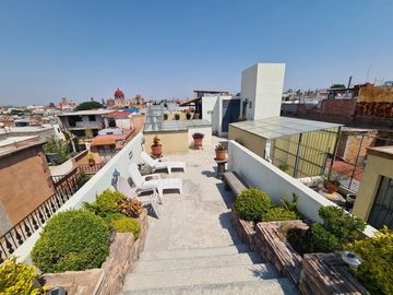 VENTA DE CASA EN EL CENTRO HISTÓRICO, CON OPCIÓN A DIVERSOS GIROS Y CON PLUSVALÍA PRIVILEGIADA, ya que cuenta con Uso Comercial y de Servicios e Infor