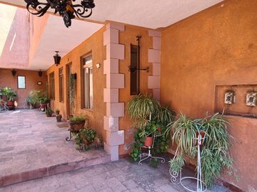VENTA DE CASA EN EL CENTRO HISTÓRICO, CON OPCIÓN A DIVERSOS GIROS Y CON PLUSVALÍA PRIVILEGIADA, ya que cuenta con Uso Comercial y de Servicios e Infor