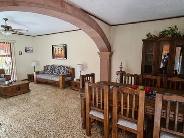 VENTA DE CASA EN EL CENTRO HISTÓRICO, CON OPCIÓN A DIVERSOS GIROS Y CON PLUSVALÍA PRIVILEGIADA, ya que cuenta con Uso Comercial y de Servicios e Infor