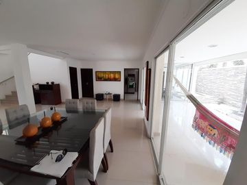 ARRIENDO O VENDO HERMOSA CASA  CONJUNTO. BARRIO LA CASTELLANA