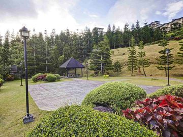 FOR SALE, PENTHOUSE CONDOMINIUM W/ 2 CAR PARK SLOT- TAGAYTAY HIGHLANDS - MAHOGANY BUILDING -WOODRIDGE