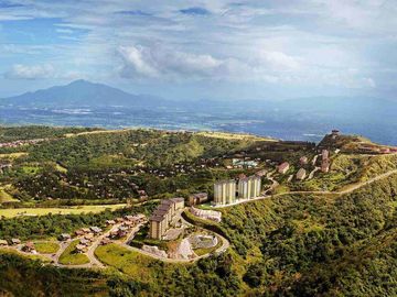 FOR SALE, PENTHOUSE CONDOMINIUM W/ 2 CAR PARK SLOT- TAGAYTAY HIGHLANDS - MAHOGANY BUILDING -WOODRIDGE