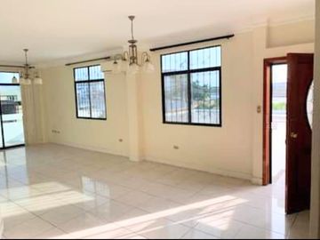 CASA RENTERA  DE  VENTA EN MANTA CERCA A UNIVERSIDAD