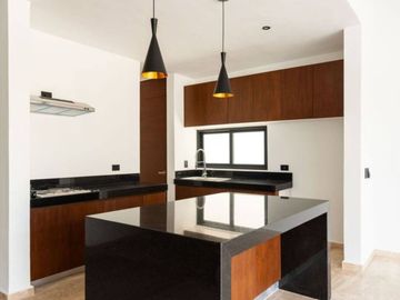 Residencia con jardín, alberca privada, terraza, Cuarto de servicio y sala de tv,  Zona Norte, Merida.