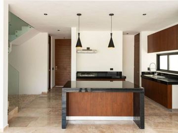 Residencia con jardín, alberca privada, terraza, Cuarto de servicio y sala de tv,  Zona Norte, Merida.