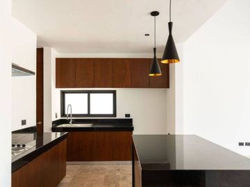 Residencia con jardín, alberca privada, terraza, Cuarto de servicio y sala de tv,  Zona Norte, Merida.