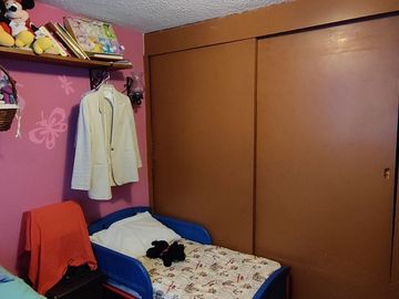 Casa con jardín y patio en esquina, con excelente potencial en Coapa